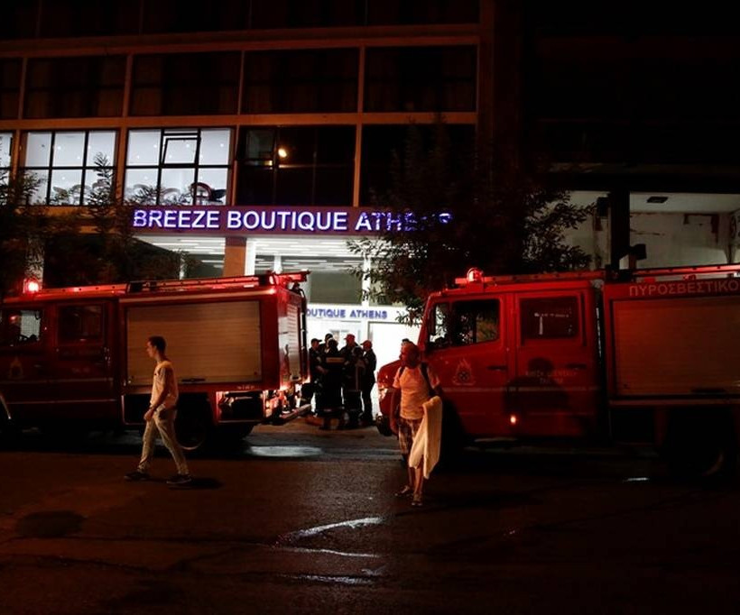 Εκκενώθηκε ξενοδοχείο στο κέντρο της Αθήνας μετά από πυρκαγιά - Ένας τραυματίας (pics)