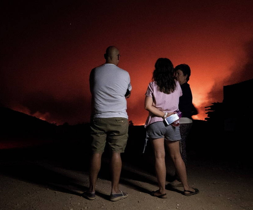 Συναγερμός σε Πορτογαλία και Ισπανία: Τεράστια πυρκαγιά απειλεί τουριστικό θέρετρο - Εννέα νεκροί