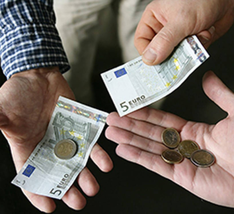 Δουλεύεις τον Δεκαπενταύγουστο; Δες πόσα χρήματα παραπάνω θα πάρεις