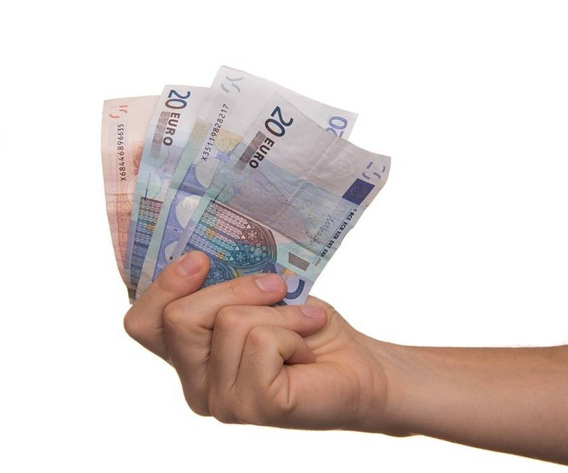 Δουλεύεις τον Δεκαπενταύγουστο; Δες πόσα χρήματα παραπάνω θα πάρεις