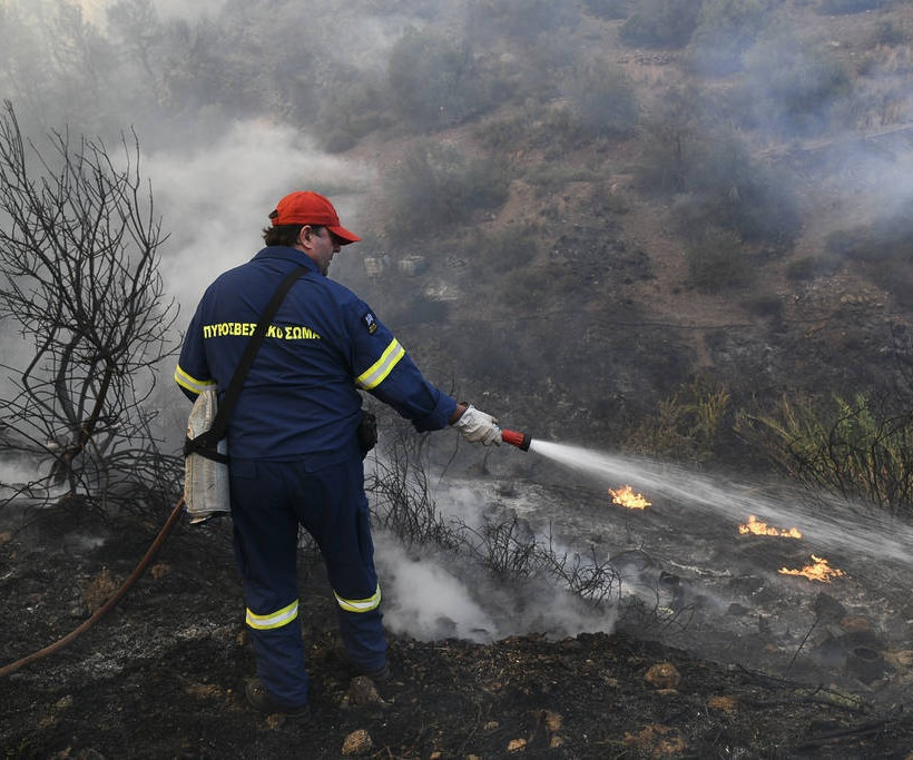 Φωτιά Εύβοια: Νέα ολονύχτια «μάχη» - Σύμμαχος των πυροσβεστών το σκοτάδι 