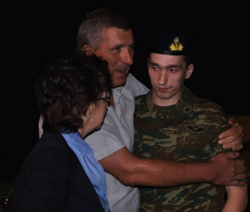 Έλληνες στρατιωτικοί: Δείτε καρέ – καρέ τη συγκινητική άφιξη των Μητρετώδη και Κούκλατζη στην Ελλάδα