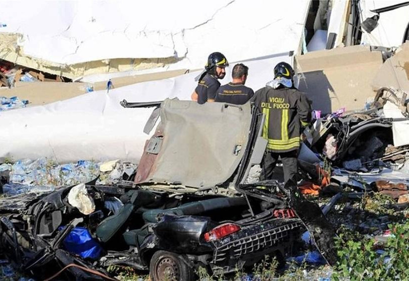 Γένοβα: Ποδοσφαιριστής γλίτωσε από θαύμα -  Tο αυτοκίνητό του έπεσε μαζί με τη γέφυρα