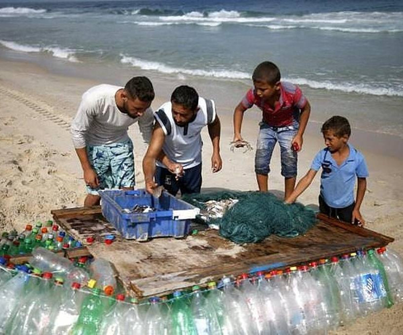 Γάζα: Μια βάρκα φτιαγμένη από πλαστικά μπουκάλια «έσωσε μια οικογένεια»