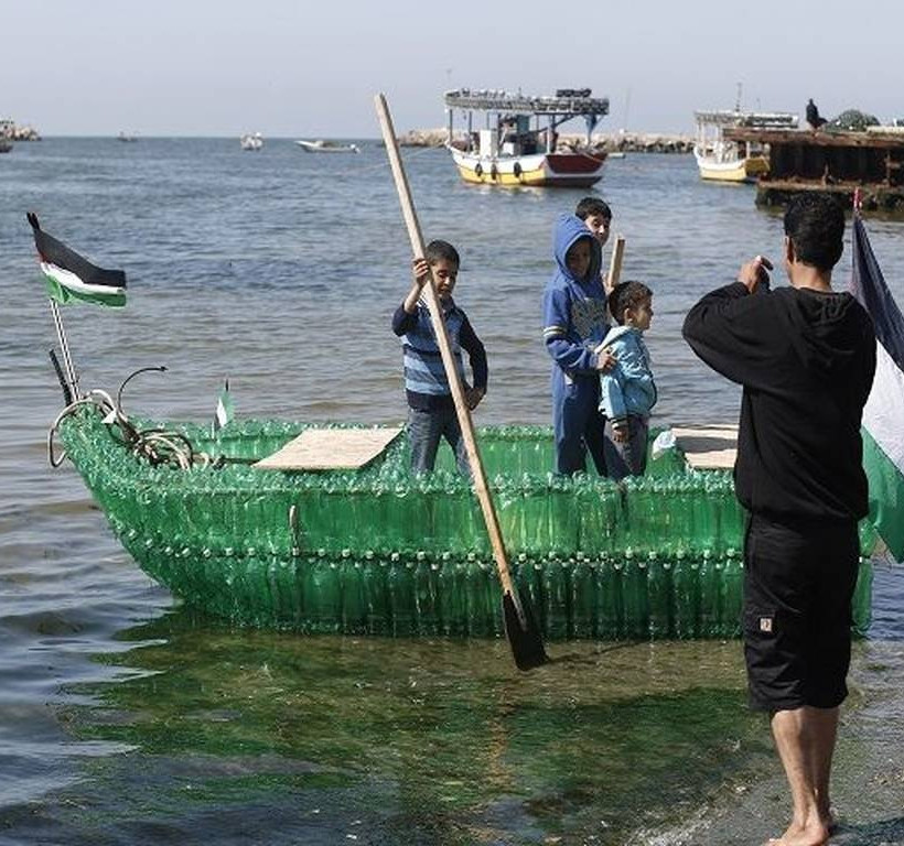 Γάζα: Μια βάρκα φτιαγμένη από πλαστικά μπουκάλια «έσωσε μια οικογένεια»