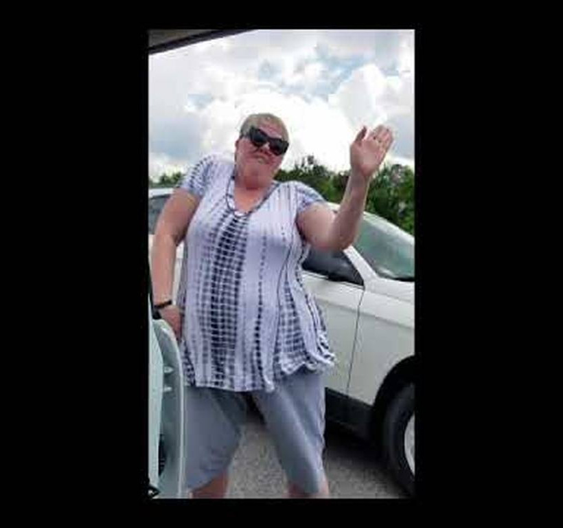 Οδηγός κόλλησε στην κίνηση, βγήκε από το αυτοκίνητο και... Έμειναν άφωνοι με αυτό που είδαν (vid) 