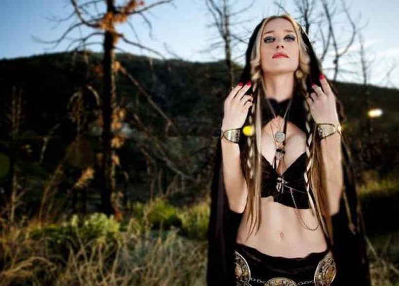 ΣΟΚ: Αυτοκτόνησε διάσημη τραγουδίστρια! (vids+pics)