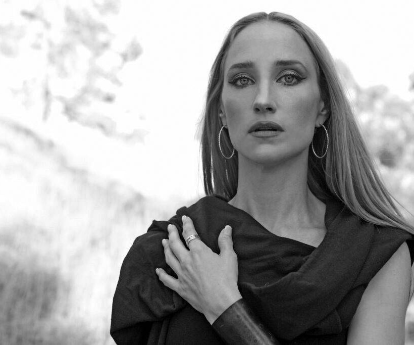 ΣΟΚ: Αυτοκτόνησε διάσημη τραγουδίστρια! (vids+pics)