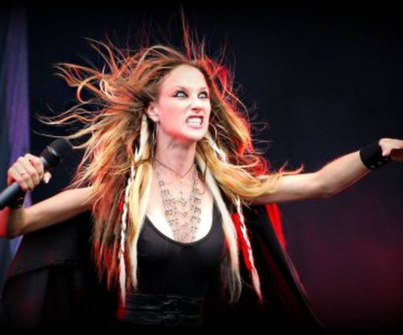 ΣΟΚ: Αυτοκτόνησε διάσημη τραγουδίστρια! (vids+pics)