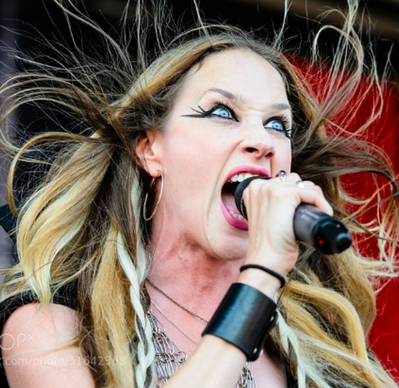 ΣΟΚ: Αυτοκτόνησε διάσημη τραγουδίστρια! (vids+pics)