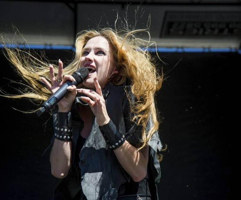 ΣΟΚ: Αυτοκτόνησε διάσημη τραγουδίστρια! (vids+pics)