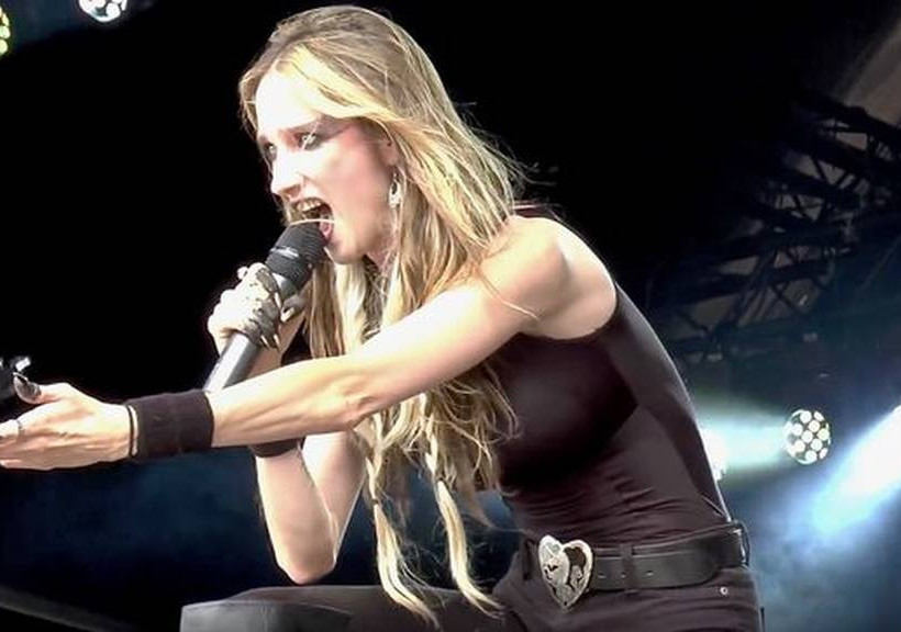 ΣΟΚ: Αυτοκτόνησε διάσημη τραγουδίστρια! (vids+pics)