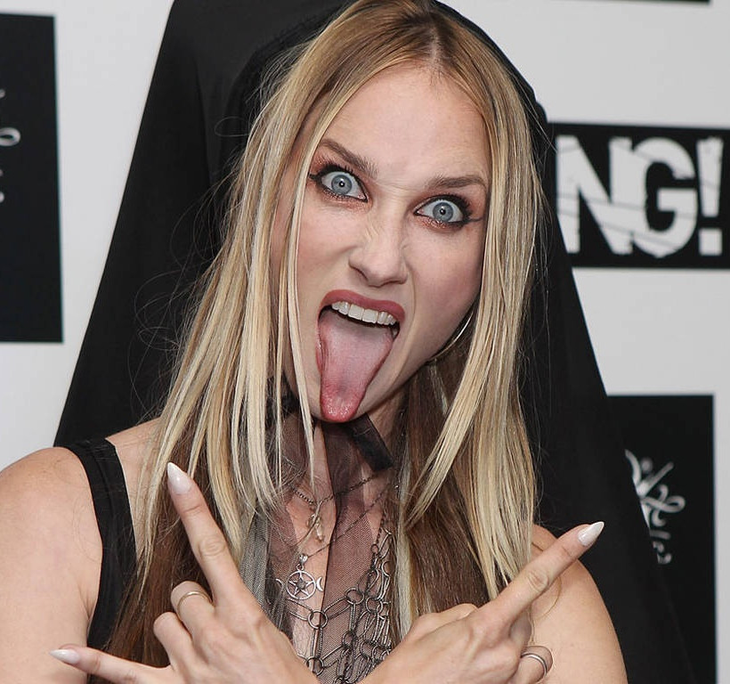 ΣΟΚ: Αυτοκτόνησε διάσημη τραγουδίστρια! (vids+pics)