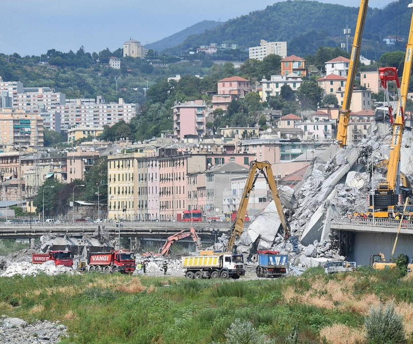 Γένοβα – Κατάρρευση γέφυρας: Βρέθηκε καταπλακωμένη από το μπετόν οικογένεια με εννιάχρονο κοριτσάκι