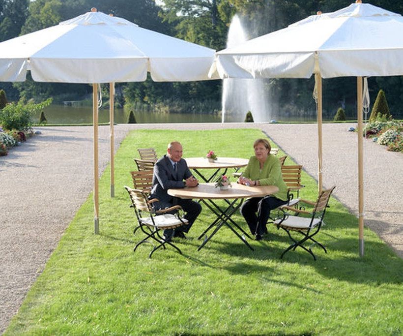 Με τους καλύτερους οιωνούς άρχισε η πολυαναμενόμενη συνάντηση Πούτιν – Μέρκελ (vids+pics)