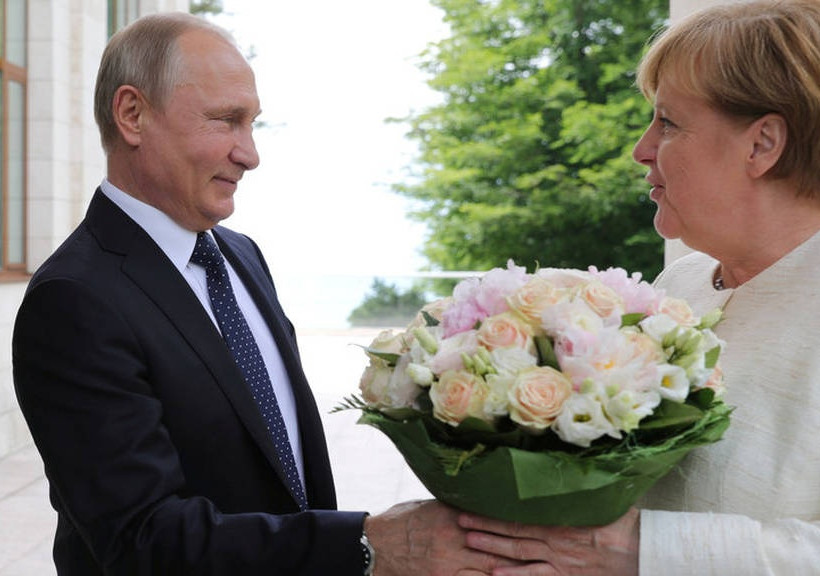 Με τους καλύτερους οιωνούς άρχισε η πολυαναμενόμενη συνάντηση Πούτιν – Μέρκελ (vids+pics)