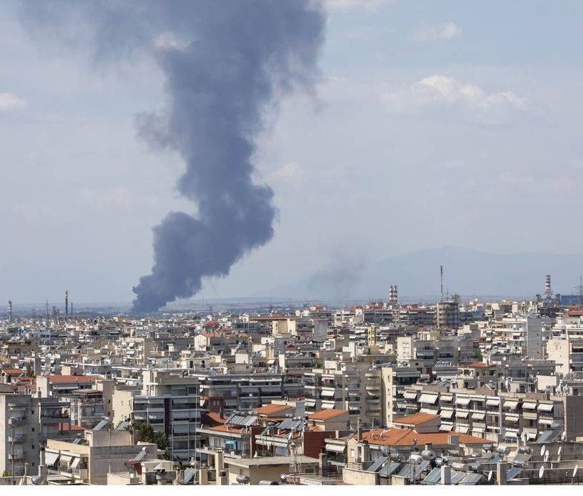 Θεσσαλονίκη: Φωτιά ΤΩΡΑ στη βιομηχανική περιοχή της Σίνδου