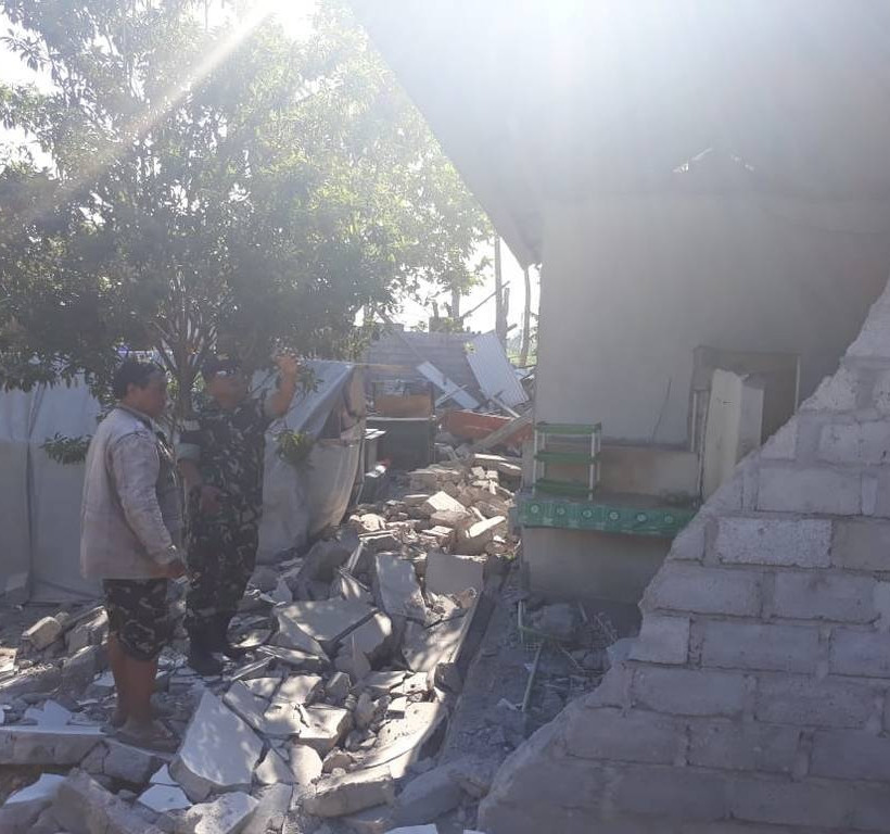 Βαρύς o «φόρος» αίματος από τον ισχυρό σεισμό 6,9 Ρίχτερ που συγκλόνισε την Ινδονησία (Pics)