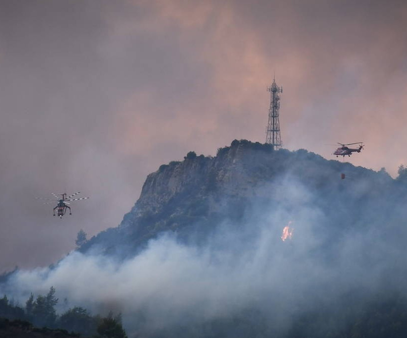 Φωτιά στην Αμαλιάδα: Σε χαράδρα δίνουν οι Πυροσβέστες τη μάχη με τις φλόγες 