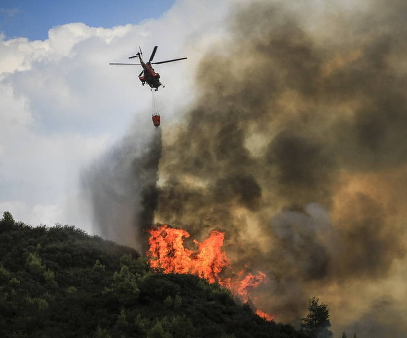 Φωτιά στην Αμαλιάδα: Σε χαράδρα δίνουν οι Πυροσβέστες τη μάχη με τις φλόγες 