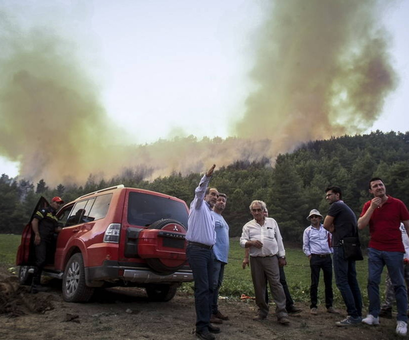 Φωτιά στην Αμαλιάδα: Σε χαράδρα δίνουν οι Πυροσβέστες τη μάχη με τις φλόγες 