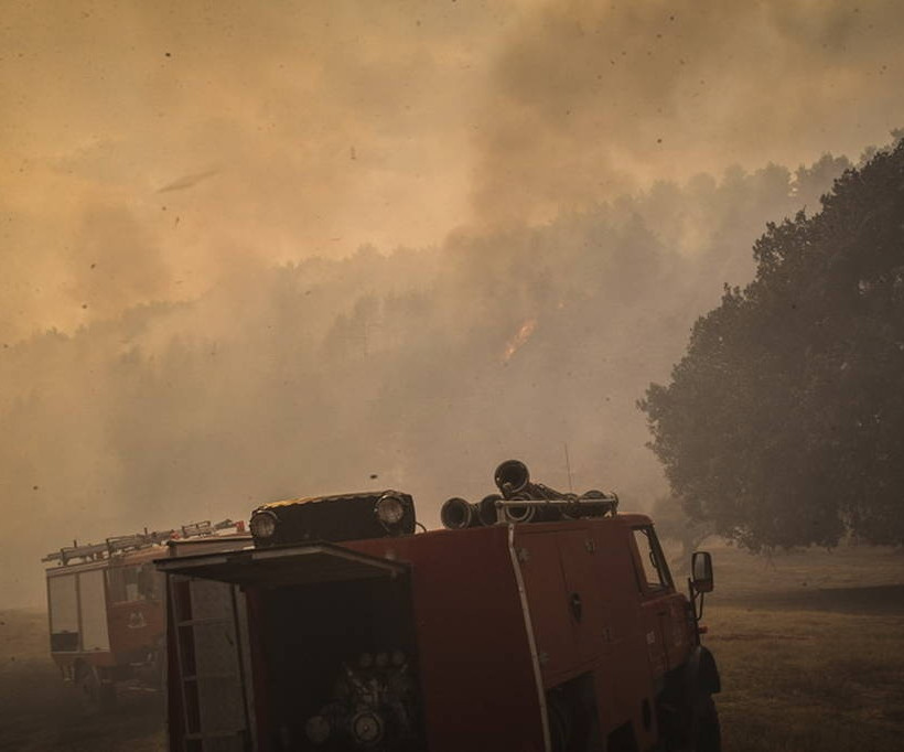 Φωτιά στην Αμαλιάδα: Σε χαράδρα δίνουν οι Πυροσβέστες τη μάχη με τις φλόγες 