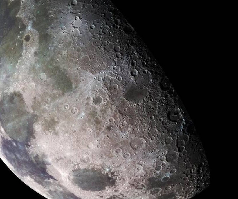 H NASA βρήκε νερό στη σκοτεινή πλευρά του φεγγαριού