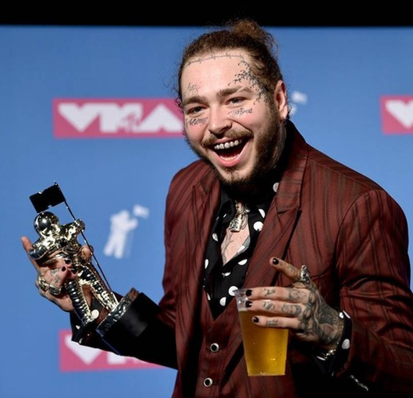 Αεροσκάφος επιχειρεί ΤΩΡΑ προσγείωση χωρίς τροχούς - Διάσημος ράπερ ανάμεσα στους επιβάτες