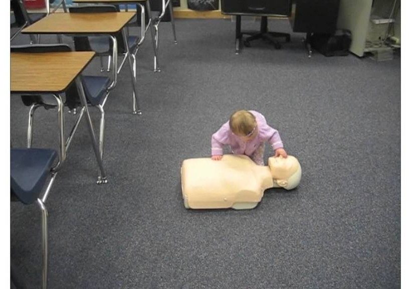 Κοριτσάκι μηνών έχει μάθει να δίνει τις πρώτες βοήθειες (vid)