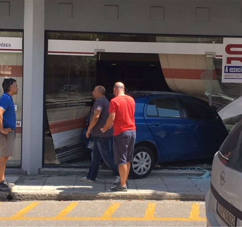 Αγρίνιο: Αυτοκίνητο έπεσε με ταχύτητα σε τζαμαρία ασφαλιστικού γραφείου