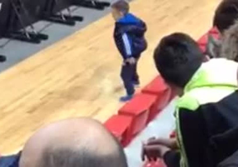 Δείτε τι απίστευτο έκανε πιτσιρικάς κατά την διάρκεια αγώνα μπάσκετ (vid)