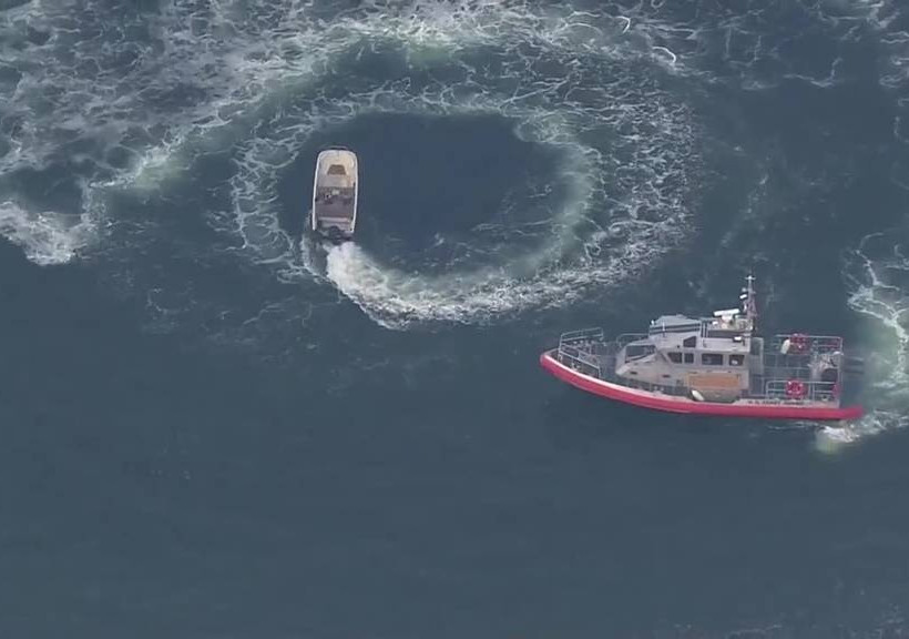 Σκάφος έφερνε σβούρες στη θάλασσα - Το σταμάτησε το Λιμενικό (vid) 