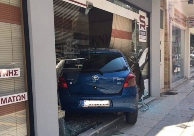 Αγρίνιο: Αυτοκίνητο έπεσε με ταχύτητα σε τζαμαρία ασφαλιστικού γραφείου