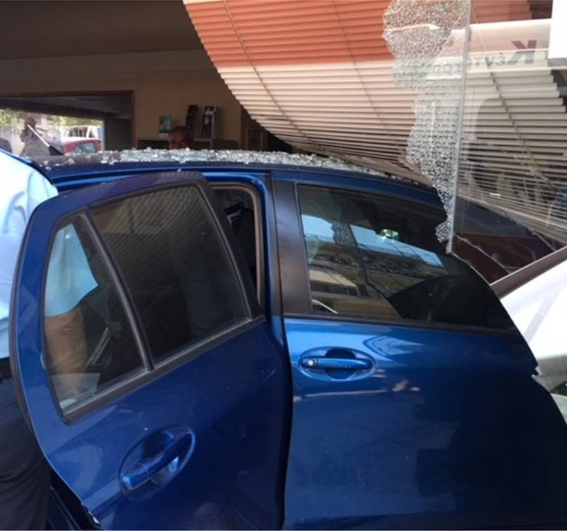 Αγρίνιο: Αυτοκίνητο έπεσε με ταχύτητα σε τζαμαρία ασφαλιστικού γραφείου