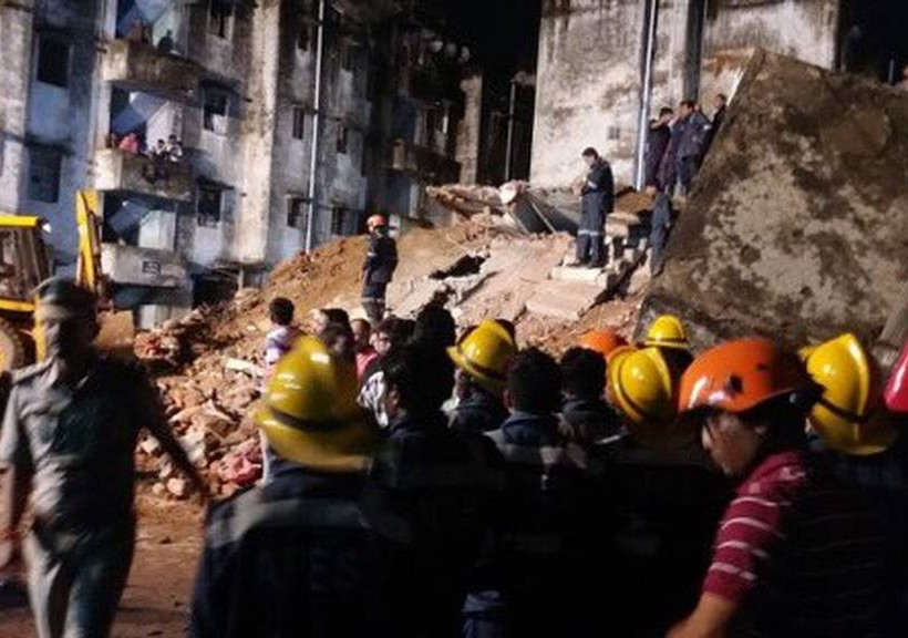 Ινδία: Αρκετοί εγκλωβισμένοι μετά από κατάρρευση τετραώροφου κτηρίου