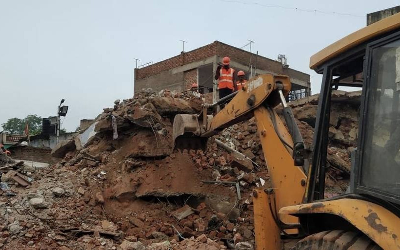 Ινδία: Αρκετοί εγκλωβισμένοι μετά από κατάρρευση τετραώροφου κτηρίου