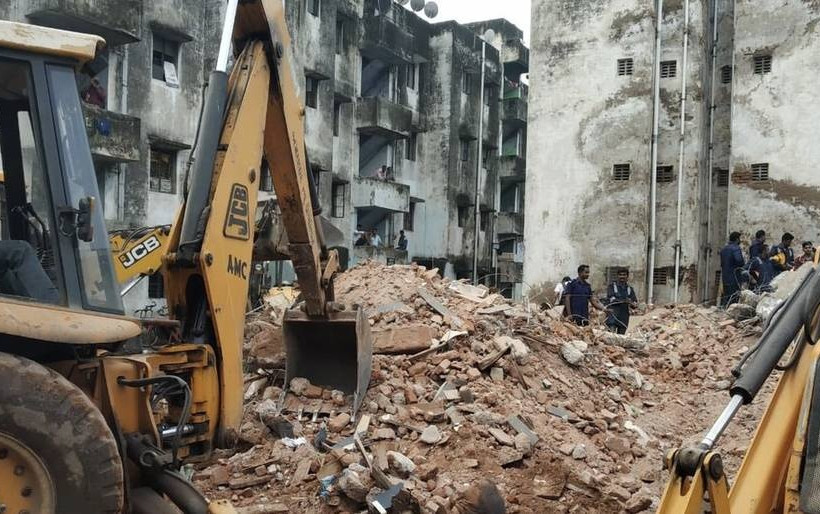 Ινδία: Αρκετοί εγκλωβισμένοι μετά από κατάρρευση τετραώροφου κτηρίου