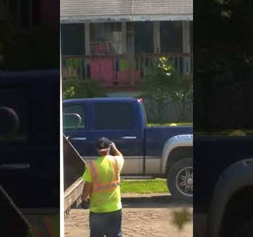 Συγκινητικό βίντεο: Άντρες της καθαριότητας κάνουν κοριτσάκι με σύνδρομο down να χαμογελά 