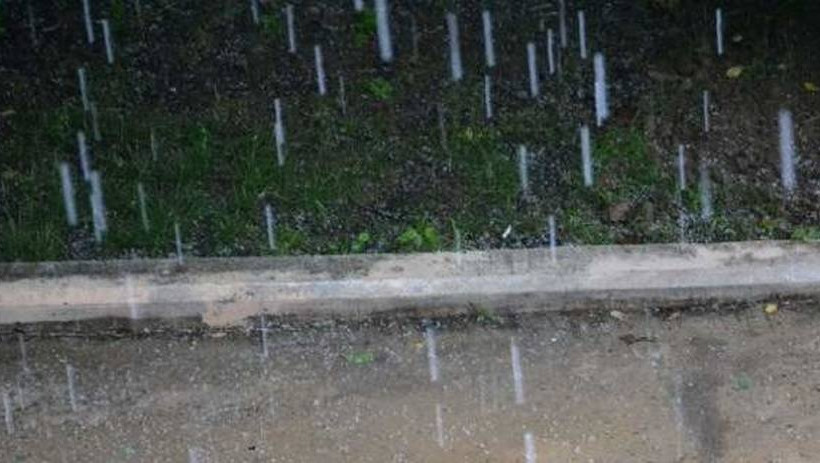 Καιρός ΤΩΡΑ: Η κακοκαιρία πλήττει την Αττική – Χαλάζι στον Γέρακα (vid)