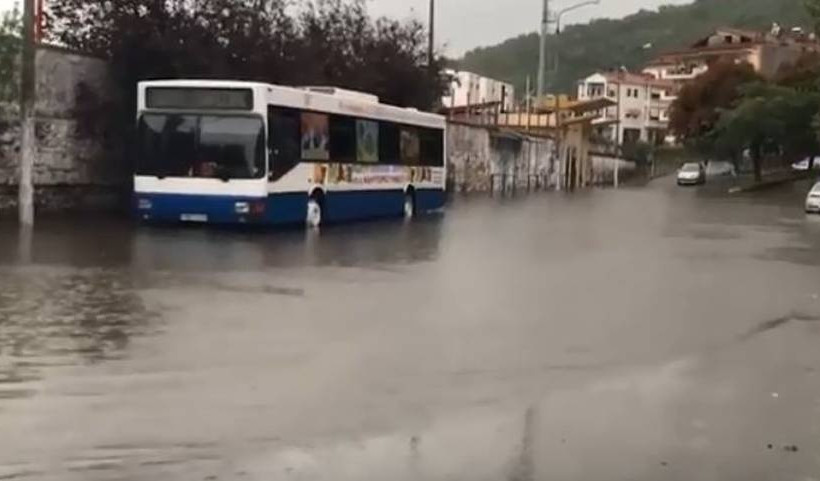 Καιρός:«Πνίγεται» η Νάουσα - Κινδύνευσαν πατέρας και κόρη - Πού θα χτυπήσει η κακοκαιρία σε λίγη ώρα