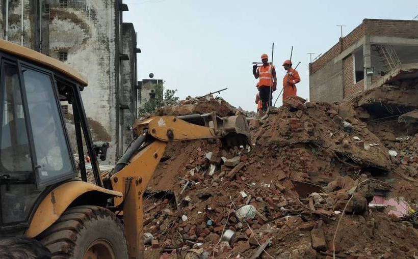 Ινδία: Αρκετοί εγκλωβισμένοι μετά από κατάρρευση τετραώροφου κτηρίου