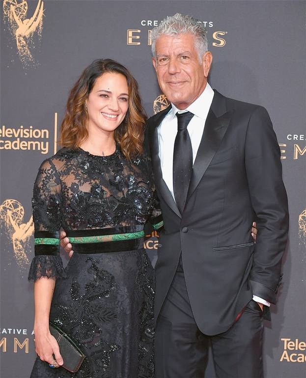 ΣΟΚ: Πασίγνωστη ηθοποιός γυμνή στο κρεβάτι με ανήλικο! «Ο μικρός ήταν ξαναμμένος και…» (pics)