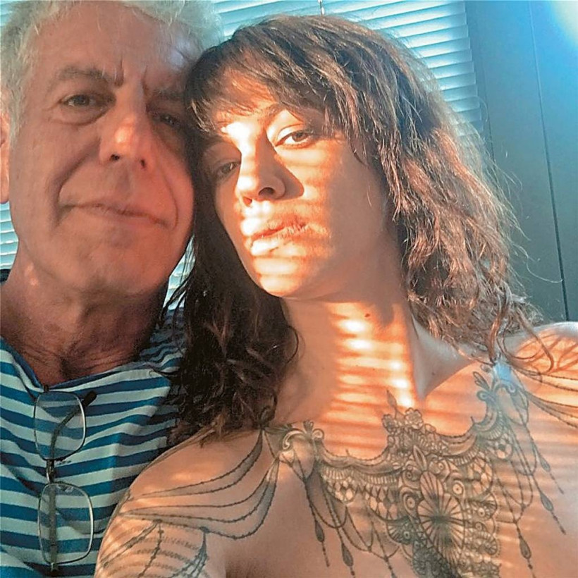 ΣΟΚ: Πασίγνωστη ηθοποιός γυμνή στο κρεβάτι με ανήλικο! «Ο μικρός ήταν ξαναμμένος και…» (pics)