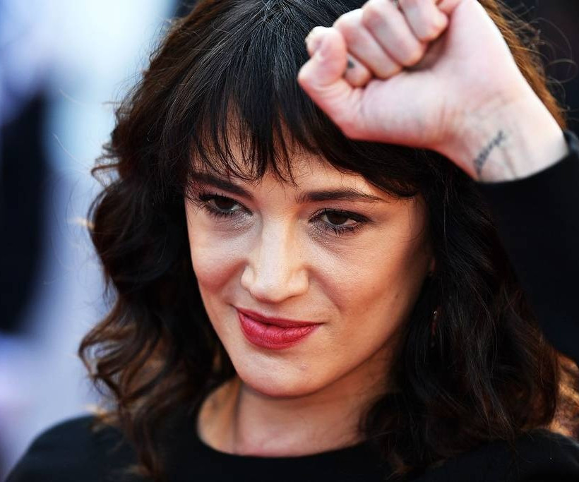 ΣΟΚ: Πασίγνωστη ηθοποιός γυμνή στο κρεβάτι με ανήλικο! «Ο μικρός ήταν ξαναμμένος και…» (pics)