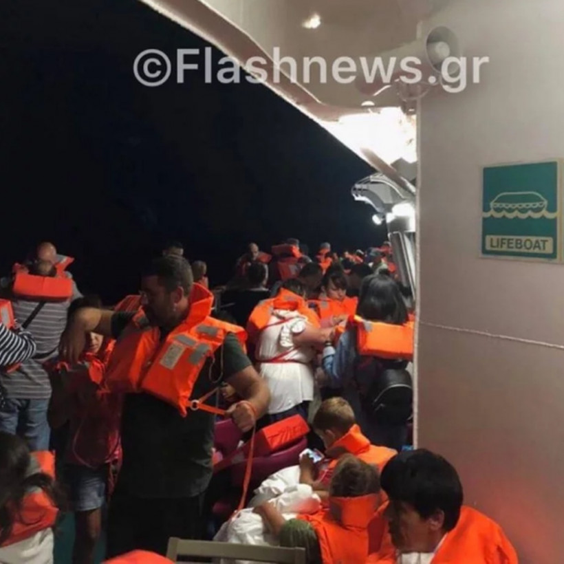 «Ελ. Βενιζέλος»: Σε εξέλιξη ακόμη η φωτιά - Έχει πάρει κλίση το πλοίο