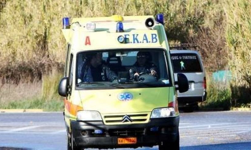 Tροχαίο δυστύχημα στη Χίο: Αυτοκίνητο έπεσε σε δέντρο 