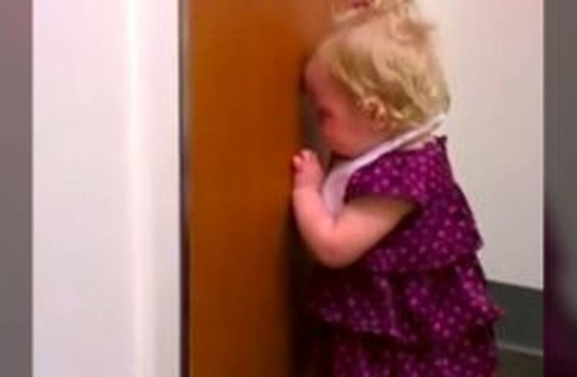 Δείτε την αντίδραση 2χρονου κοριτσιού όταν μαθαίνει ότι θα αποκτήσει αδελφάκι (vid)