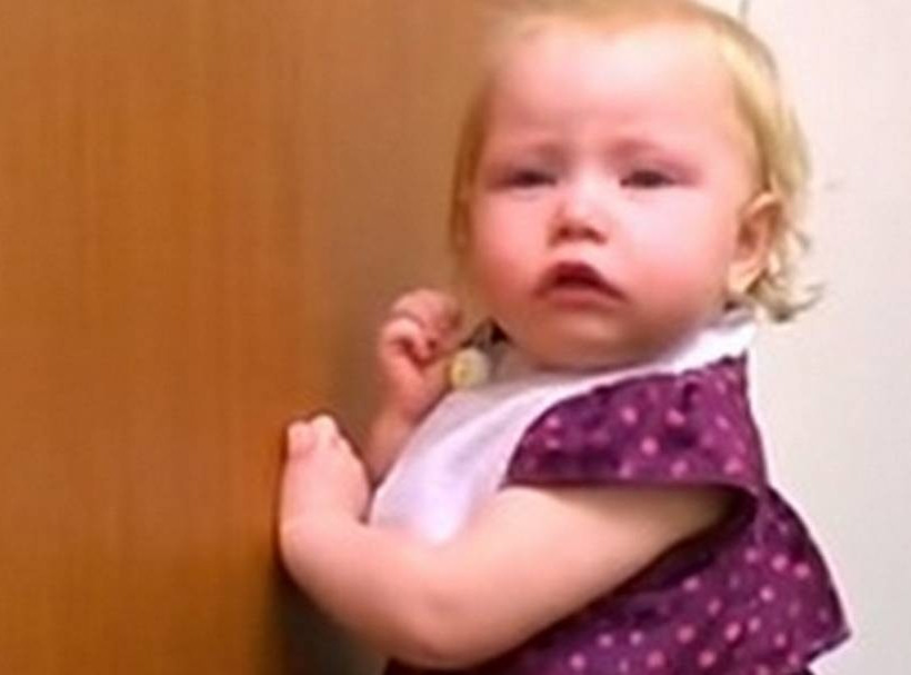 Δείτε την αντίδραση 2χρονου κοριτσιού όταν μαθαίνει ότι θα αποκτήσει αδελφάκι (vid)