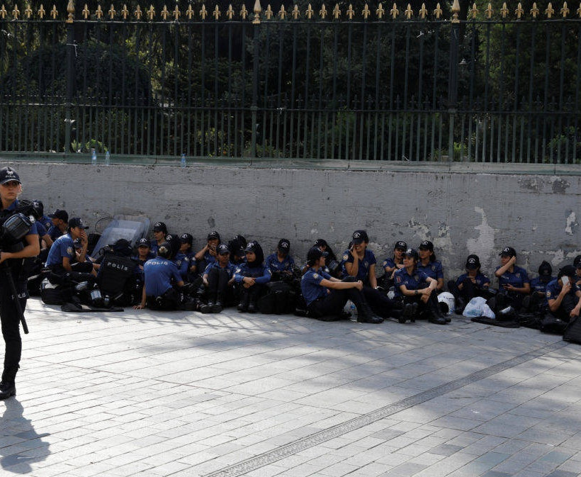 Χαμός στην Πόλη: Ο Ερντογάν έβαλε τεθωρακισμένα για να διαλύσουν τις «Μητέρες του Σαββάτου» (pics)