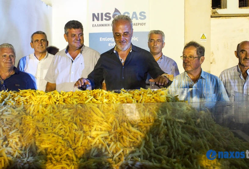 Ρεκόρ Γκίνες στη Νάξο: Τηγάνισαν 625 κιλά πατάτες! (pics+vid)